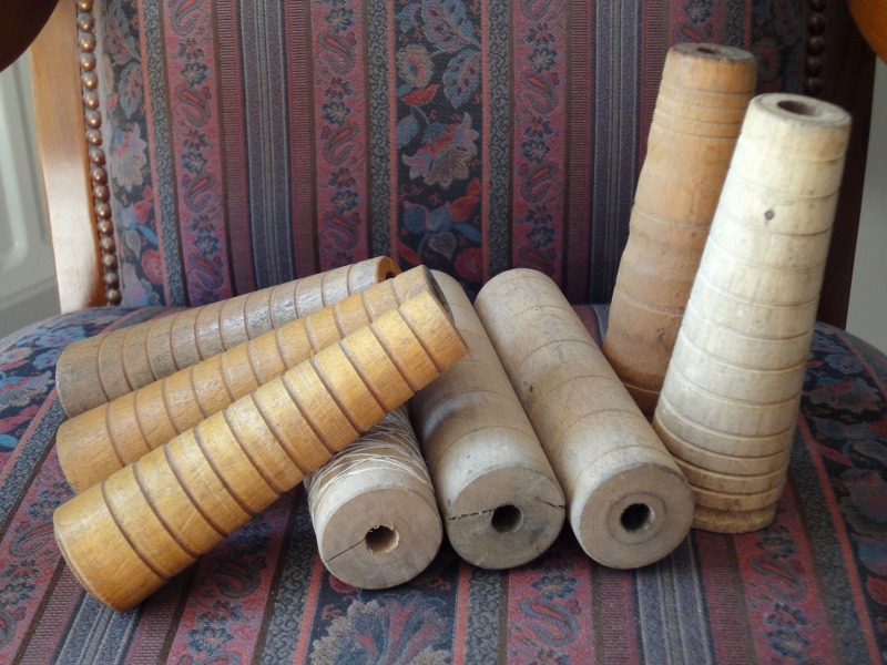 Bobines anciennes de filature en bois