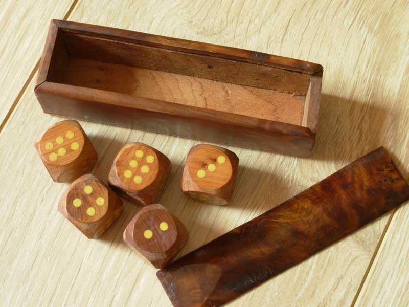 Boîte de 5 dés en bois de thuya