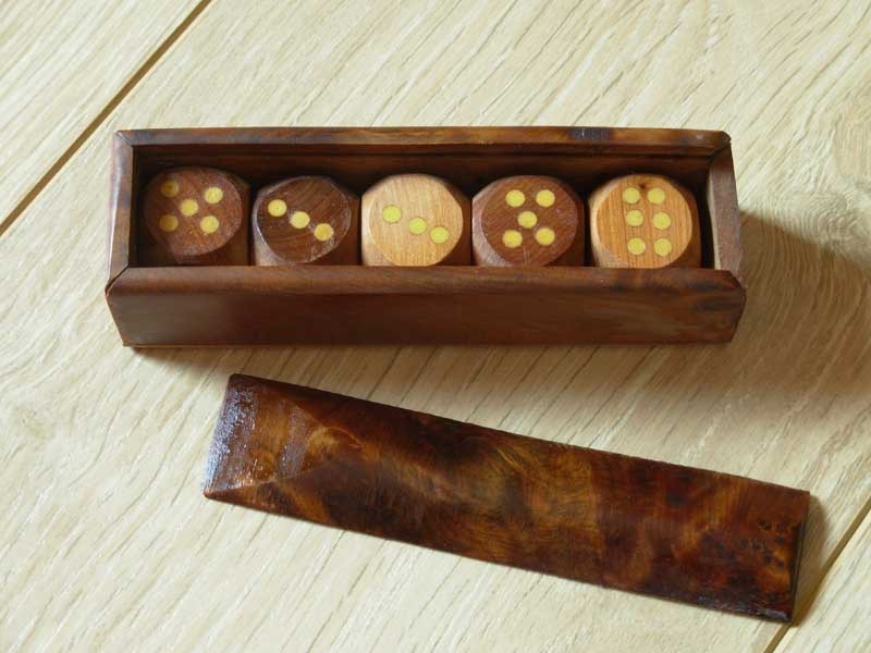 Boîte de 5 dés en bois de thuya