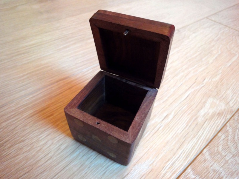 Boîte en forme de dé en bois et laiton