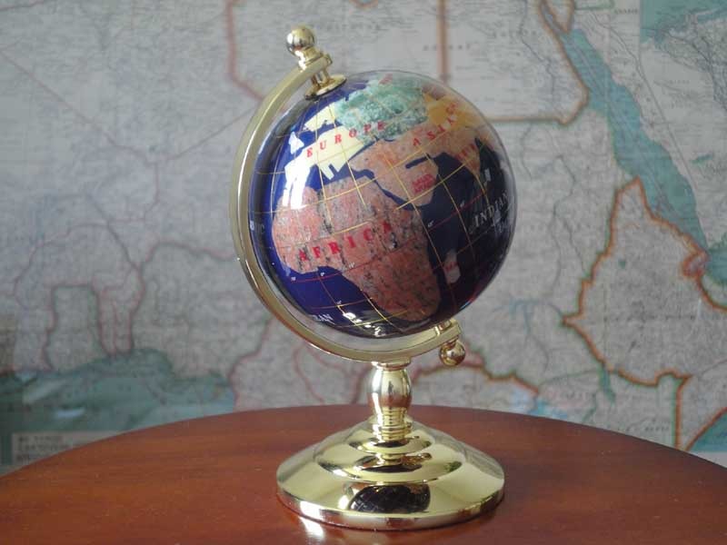 Globe terrestre serti de gemmes