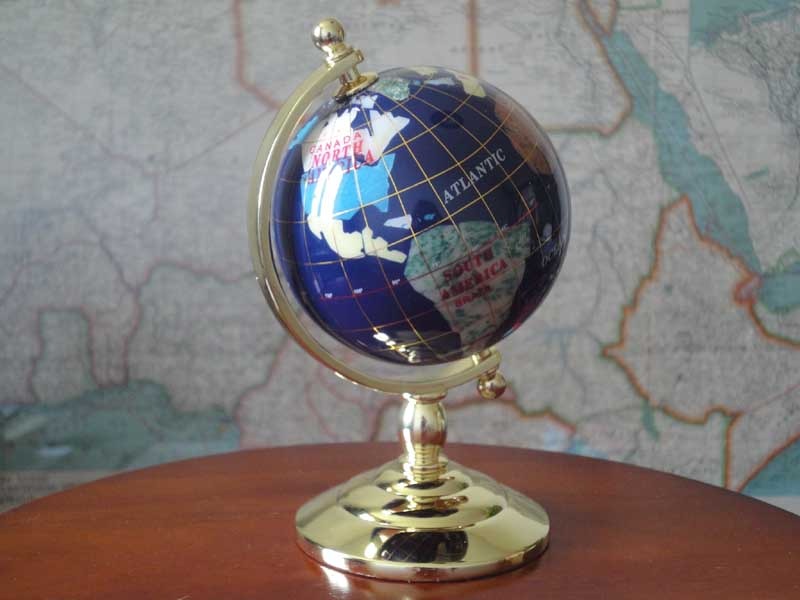 Globe terrestre serti de gemmes