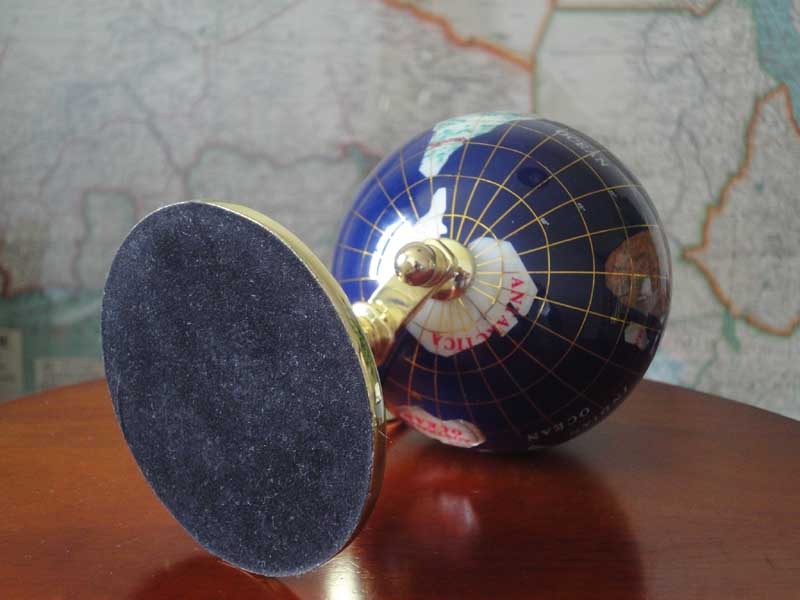 Globe terrestre serti de gemmes