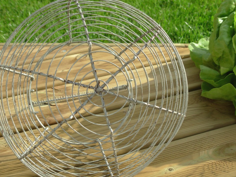 Panier à salade en fil de fer peint 