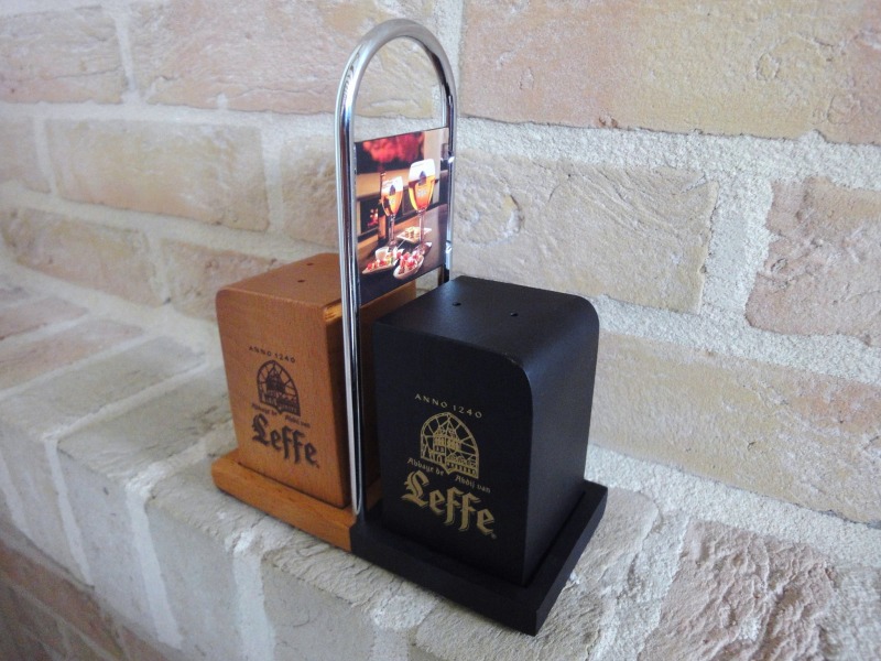 Salière et poivrière publicitaires Leffe