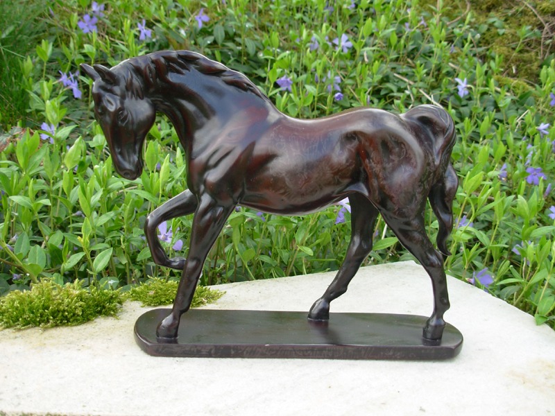 Statuette de cheval sur socle