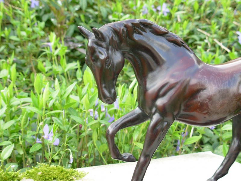 Statuette de cheval sur socle