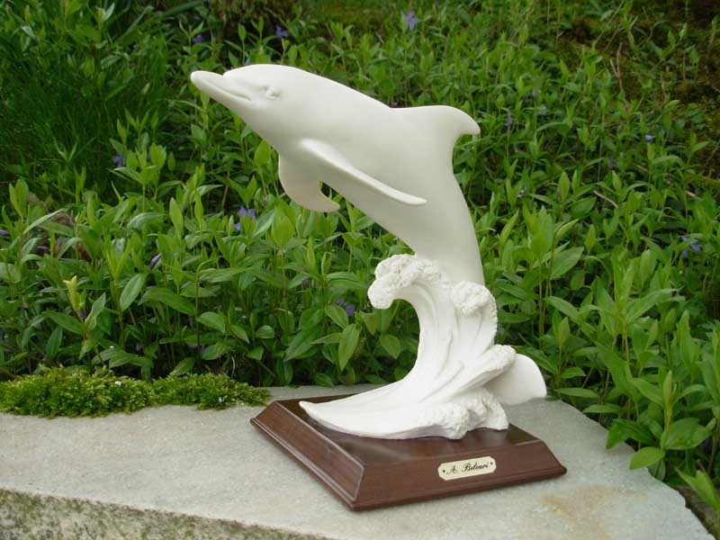 Statuette de dauphin chevauchant la vague