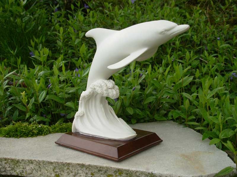 Statuette de dauphin chevauchant la vague