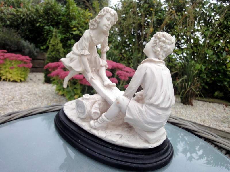 Statuette d enfants jouant sur une balançoire