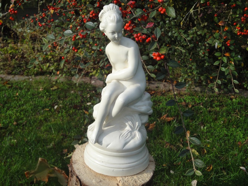 Statuette de la jeune fille cachant l Arc d Amour