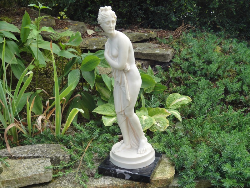 Statuette de Vénus sortant du bain