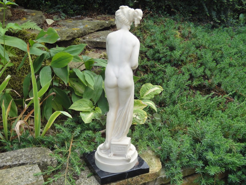 Statuette de Vénus sortant du bain