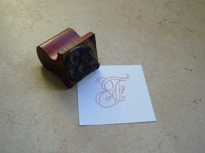 Tampon à broder le linge - Lettre F majuscule