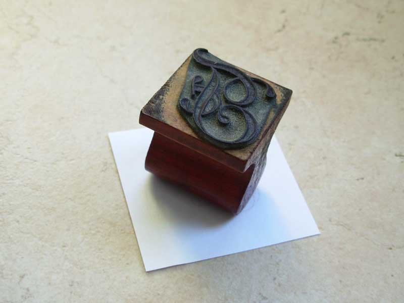 Tampon à broder le linge - Lettre F majuscule